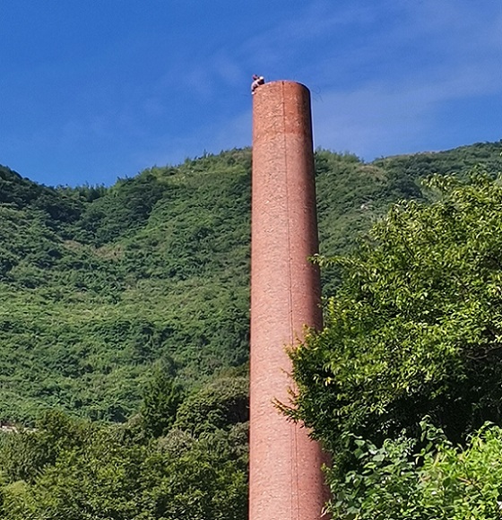 煙囪拆除須找資質(zhì)齊全專業(yè)施工隊伍！